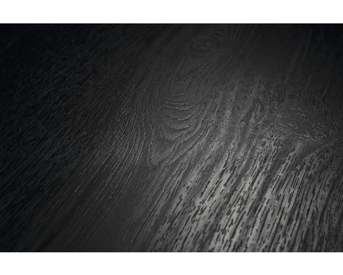 Nahaufnahme einer dunklen Bodenoberfläche mit Holzstruktur, sichtbarer Maserung und Astlöchern.