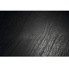 Nahaufnahme einer dunklen Bodenoberfläche mit Holzstruktur, sichtbarer Maserung und Astlöchern.