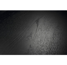 Nahaufnahme einer schwarzen Holzstruktur mit ausgeprägter Maserung für Bodenbeläge oder Möbelplatten.