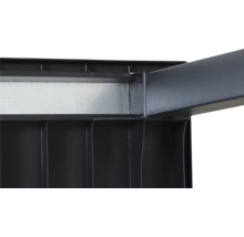 Detailansicht der Unterkonstruktion eines Kunststoffprodukts mit einer Verstärkungsschiene aus verzinktem Metall für zusätzliche Stabilität.