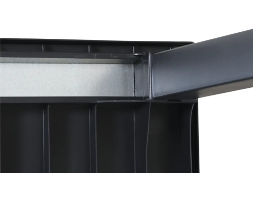 Detailansicht der Unterkonstruktion eines Kunststoffprodukts mit einer Verstärkungsschiene aus verzinktem Metall für zusätzliche Stabilität.