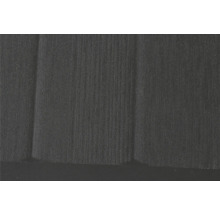 Nahaufnahme einer dunklen, strukturierten Oberfläche mit feinen vertikalen Rillen und gebürsteter Optik.