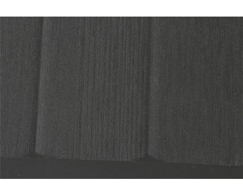 Nahaufnahme einer dunklen, strukturierten Oberfläche mit feinen vertikalen Rillen und gebürsteter Optik.