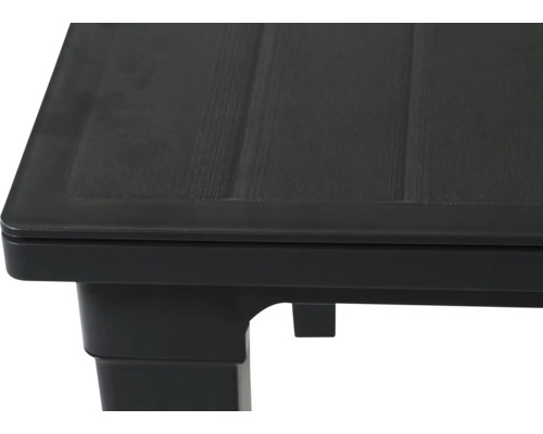 Detailansicht einer Gartentischecke aus Kunststoff mit Holzstruktur.