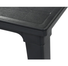 Detailansicht der Ecke eines schwarzen Kunststofftisches mit strukturierter Oberfläche.