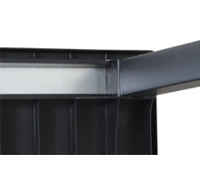 Detailansicht der Unterseite eines Kunststofftisches mit Metallverstärkung und Tischbein.