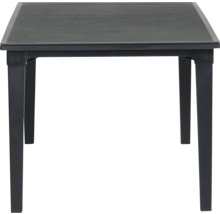 Schwarzer Gartentisch aus Kunststoff mit Tischplatte in Holzoptik und vier stabilen Beinen.