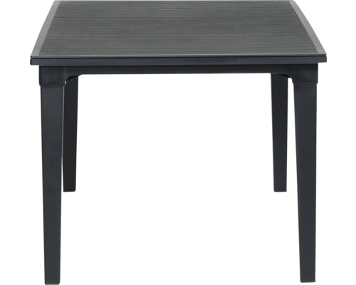 Schwarzer Gartentisch aus Kunststoff mit Tischplatte in Holzoptik und vier stabilen Beinen.
