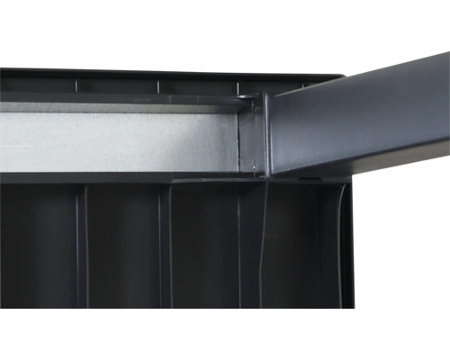 Nahaufnahme eines anthrazitfarbenen Kunststoffregals mit verzinkter Metallverstärkung und Stützstrebe.