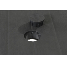 Detailansicht einer runden Öffnung mit passender Abdeckkappe in einer strukturierten Oberfläche.