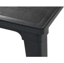 Detailaufnahme der Ecke eines schwarzen Kunststofftisches mit strukturierter Oberfläche.