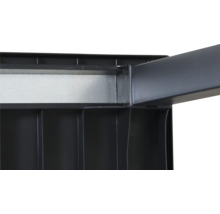 Detailansicht einer Tischbeinkonstruktion aus Kunststoff mit Metallverstärkung.