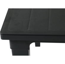 Detailaufnahme der Ecke eines schwarzen Gartentischs aus Kunststoff mit strukturierter Oberfläche in Holzoptik.