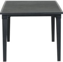 Schwarzer Gartentisch aus Kunststoff mit Tischplatte in Holzoptik.