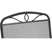 Detailansicht einer Gartenstuhl-Rückenlehne aus Metall mit Streckmetall-Geflecht und bogenförmigem Abschluss mit Ornament.