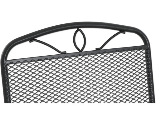 Detailansicht einer Gartenstuhl-Rückenlehne aus Metall mit Streckmetall-Geflecht und bogenförmigem Abschluss mit Ornament.