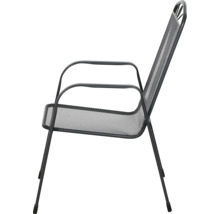 Gartenstuhl aus anthrazitfarbenem Streckmetall mit Armlehnen, Seitenansicht.