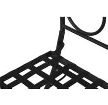 Detailansicht eines schwarzen Metall-Klappstuhls mit gitterartiger Sitzfläche und Scharniermechanismus.