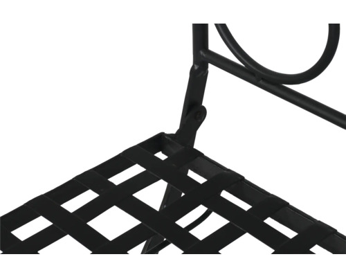 Detailansicht eines schwarzen Metall-Klappstuhls mit gitterartiger Sitzfläche und Scharniermechanismus.