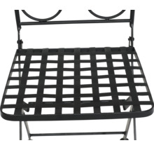 Sitzfläche eines schwarzen Metall-Klappstuhls mit einem Gittermuster aus verflochtenen Metallstreifen.