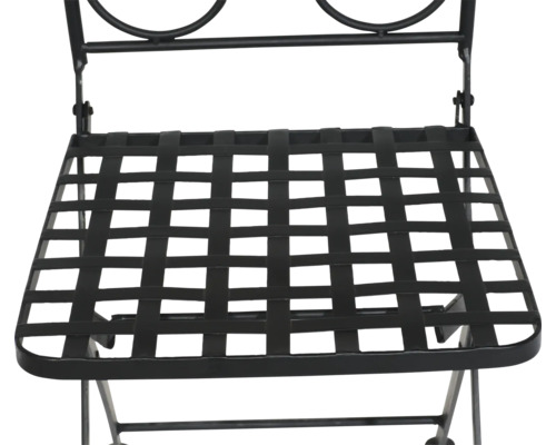 Sitzfläche eines schwarzen Metall-Klappstuhls mit einem Gittermuster aus verflochtenen Metallstreifen.