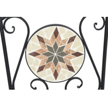 Detailansicht einer Rückenlehne eines Gartenstuhls aus Metall mit kreisförmigem Mosaikstern in Braun und Beige.