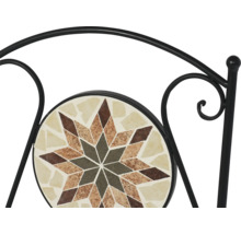 Detail der Rückenlehne eines Gartenstuhls aus Metall mit rundem Mosaik-Einsatz in Sternform.