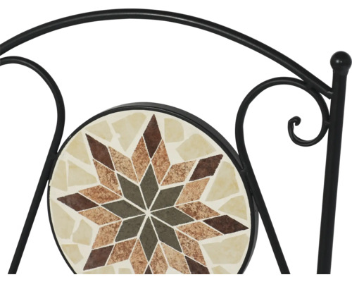 Detail der Rückenlehne eines Gartenstuhls aus Metall mit rundem Mosaik-Einsatz in Sternform.