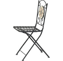 Klappstuhl aus Metall für den Garten im Bistro-Stil mit Mosaik-Verzierung an der Rückenlehne und Gitter-Sitzfläche.
