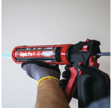 Person mit Handschuhen bedient eine Kartuschenpresse mit Liquix Pro 1 Injektionsmörtel.