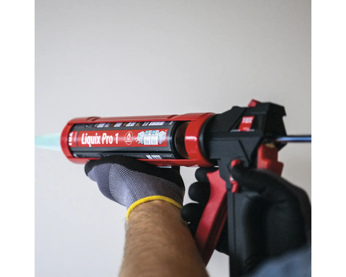 Person mit Handschuhen bedient eine Kartuschenpresse mit Liquix Pro 1 Injektionsmörtel.