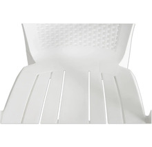 Weißer Kunststoffstuhl mit Rückenlehne in Geflechtoptik und geschlitzter Sitzfläche.