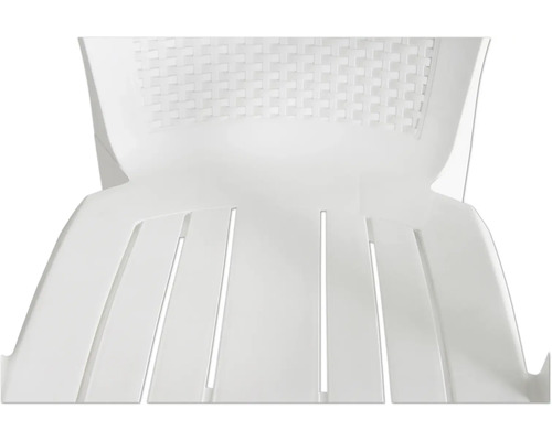 Weißer Kunststoffstuhl mit Rückenlehne in Geflechtoptik und geschlitzter Sitzfläche.