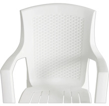 Gartenstuhl aus Kunststoff in Weiß mit geflochtener Rückenlehne und Sitzfläche mit Lamellen.