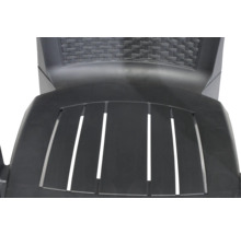 Sitzfläche und Rückenlehne eines Gartenstuhls aus Kunststoff mit Lattenrost-Optik und Geflecht-Struktur.