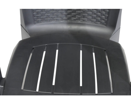 Sitzfläche und Rückenlehne eines Gartenstuhls aus Kunststoff mit Lattenrost-Optik und Geflecht-Struktur.