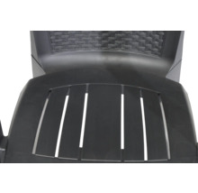 Detail eines anthrazitfarbenen Kunststoff-Gartenstuhls mit Lamellensitz und Rückenlehne in Geflechtoptik.