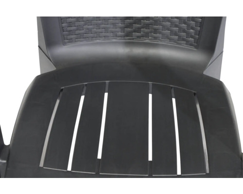 Detail eines anthrazitfarbenen Kunststoff-Gartenstuhls mit Lamellensitz und Rückenlehne in Geflechtoptik.