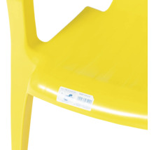 Detailaufnahme eines gelben Gartenstuhls aus Kunststoff mit einem Progarden Produktaufkleber.