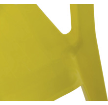 Nahaufnahme eines gelben Kunststoffstuhls mit glatter Oberfläche und sichtbarer Verbindung.