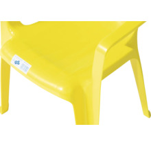 Gelber Kunststoffstuhl für Kinder mit Siegel für geprüfte Sicherheit.