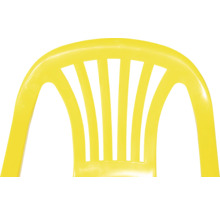 Gelbe Rückenlehne eines Stapelstuhls aus Kunststoff mit vertikalen Streben.