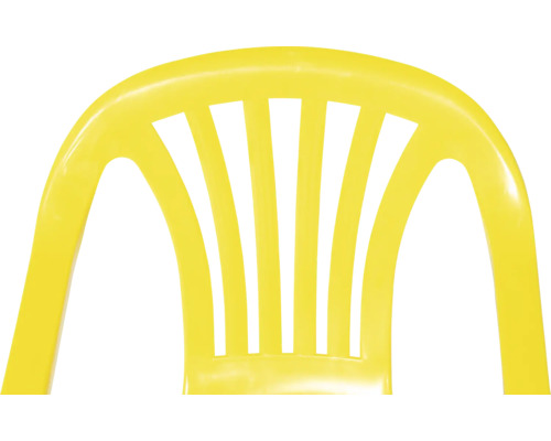 Gelbe Rückenlehne eines Stapelstuhls aus Kunststoff mit vertikalen Streben.