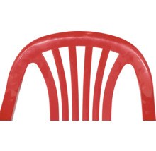 Rückenlehne eines roten Kunststoffstuhls mit vertikalen Streben.