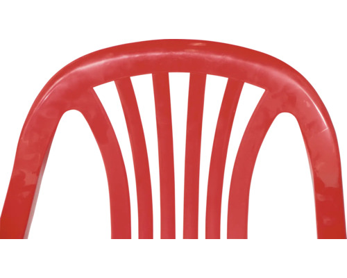 Rückenlehne eines roten Kunststoffstuhls mit vertikalen Streben.