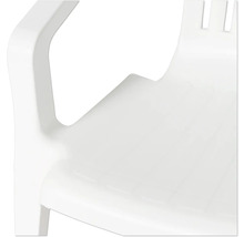 Nahaufnahme eines weißen Gartenstuhls aus Kunststoff mit Armlehne und Sitzfläche.