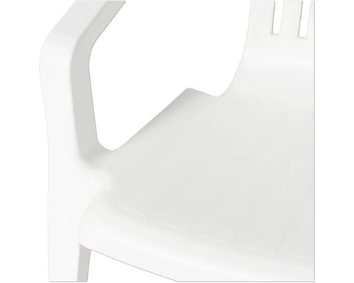 Nahaufnahme eines weißen Gartenstuhls aus Kunststoff mit Armlehne und Sitzfläche.