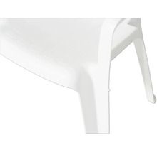 Nahaufnahme eines weißen Kunststoffstuhls