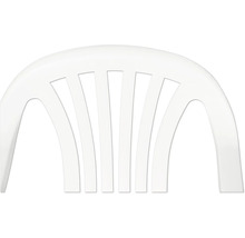 Rückenlehne eines weißen Gartenstuhls aus Kunststoff mit vertikalen Streben.