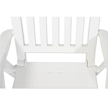 Detailansicht der Rückenlehne und Sitzverbindung eines weißen Gartenstuhls aus Kunststoff.